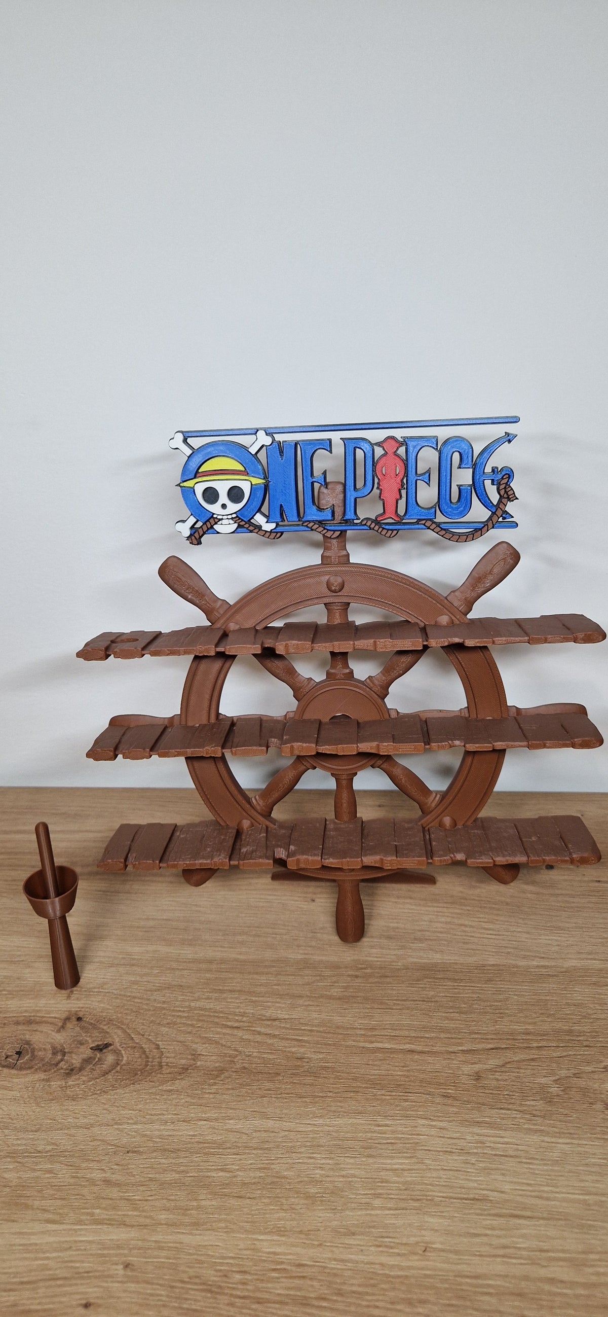 Espositore 3D a forma di timone per personaggi One Piece della collezione Kinder Joy