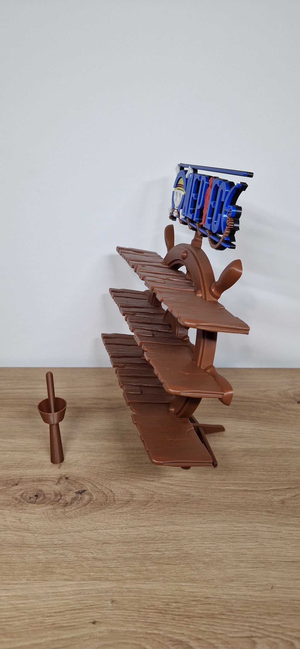 Espositore 3D a forma di timone per personaggi One Piece della collezione Kinder Joy