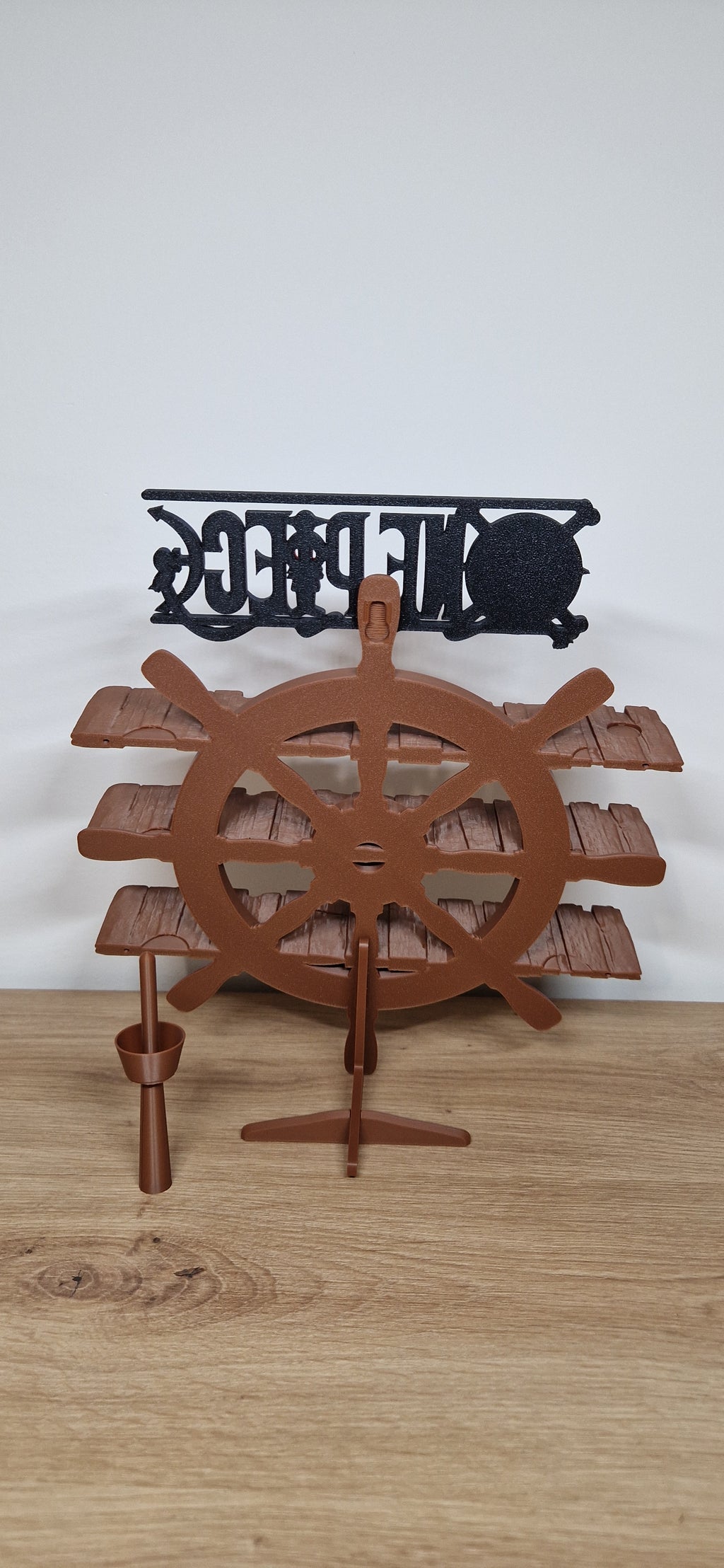 Espositore 3D a forma di timone per personaggi One Piece della collezione Kinder Joy