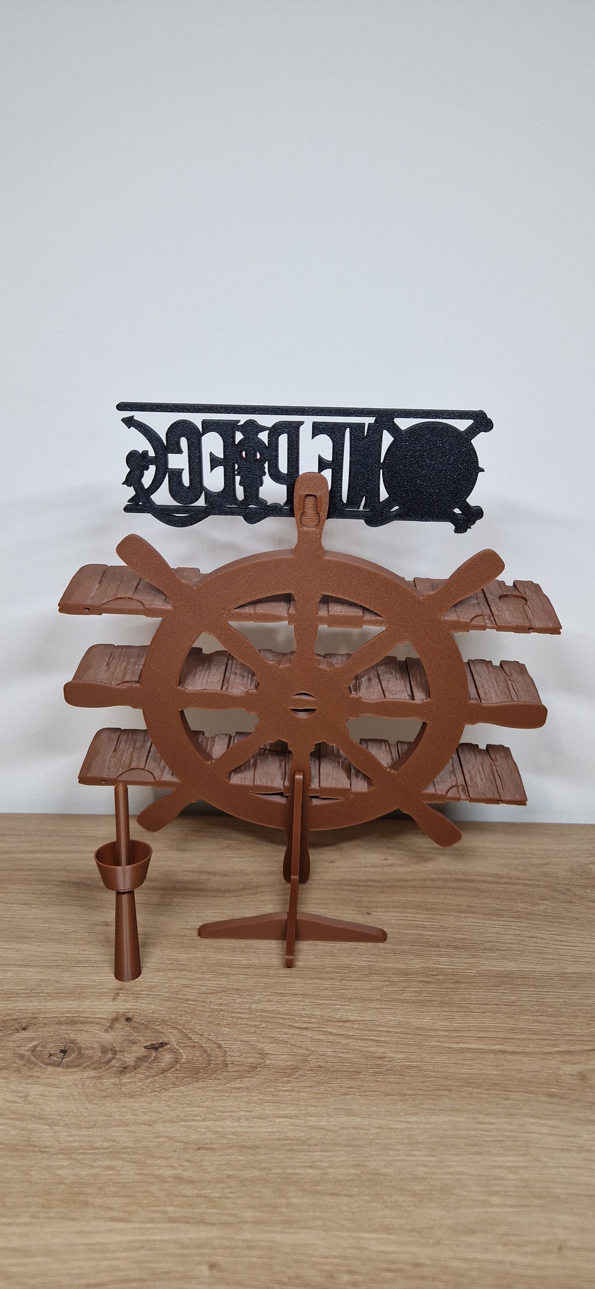 Espositore 3D a forma di timone per personaggi One Piece della collezione Kinder Joy