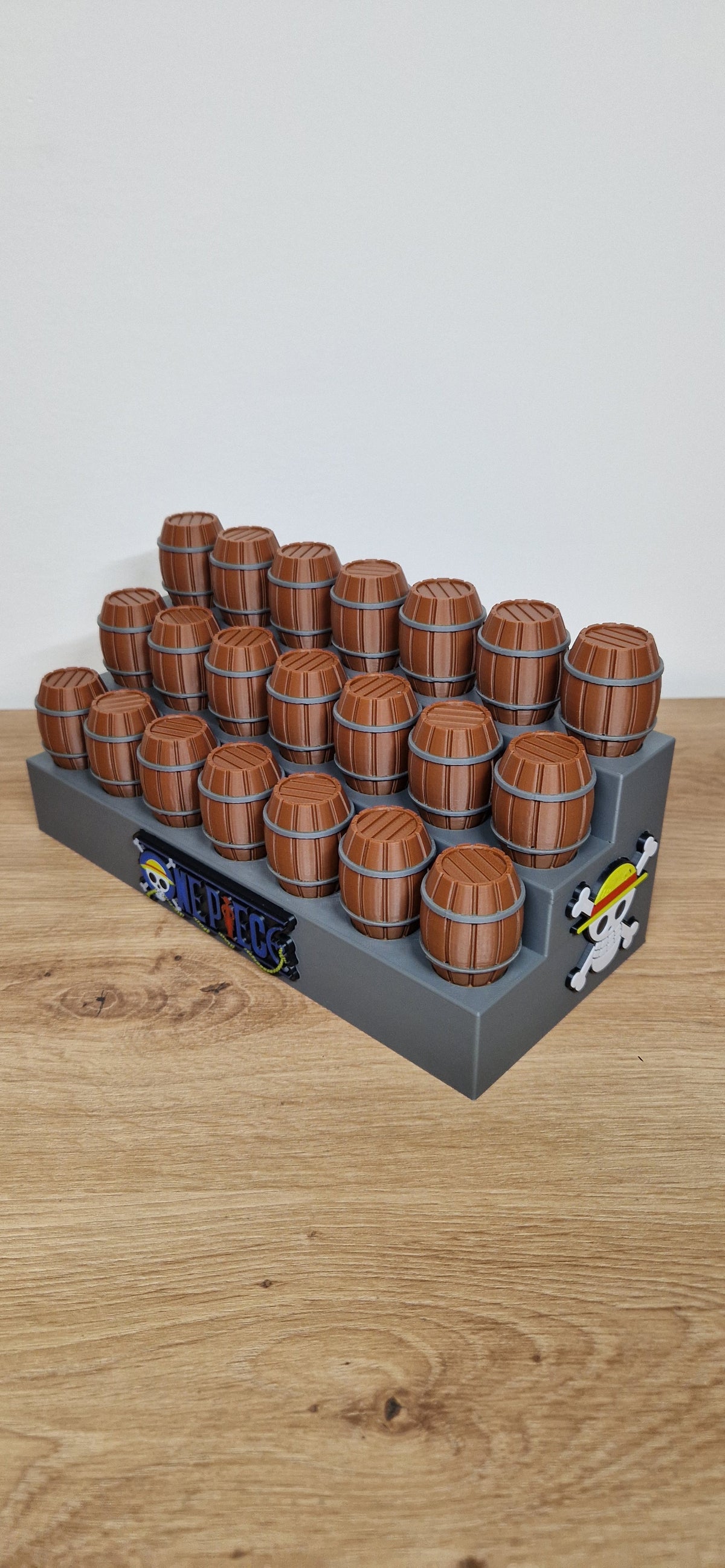Espositore 3D a 3 scalini con 21 barili per personaggi One Piece della collezione Kinder Joy