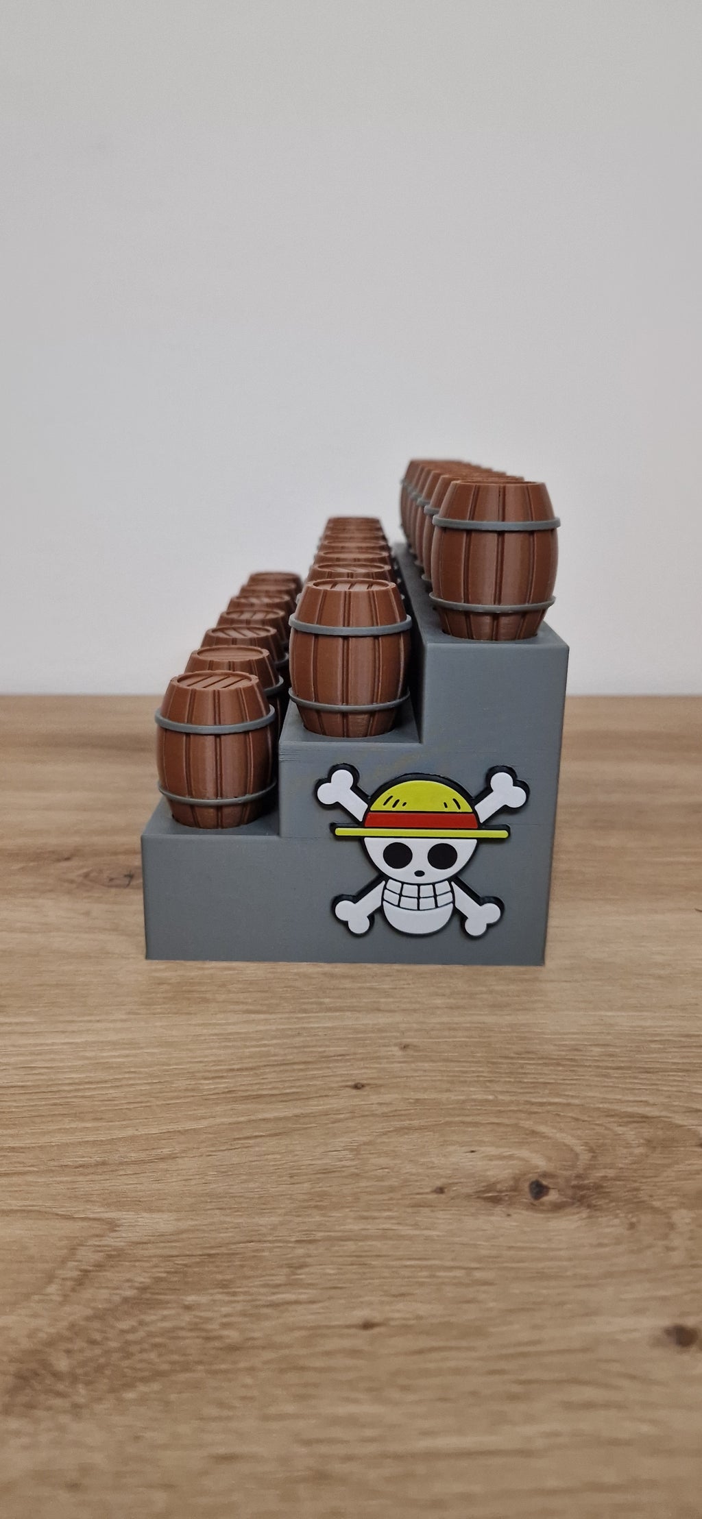 Espositore 3D a 3 scalini con 21 barili per personaggi One Piece della collezione Kinder Joy