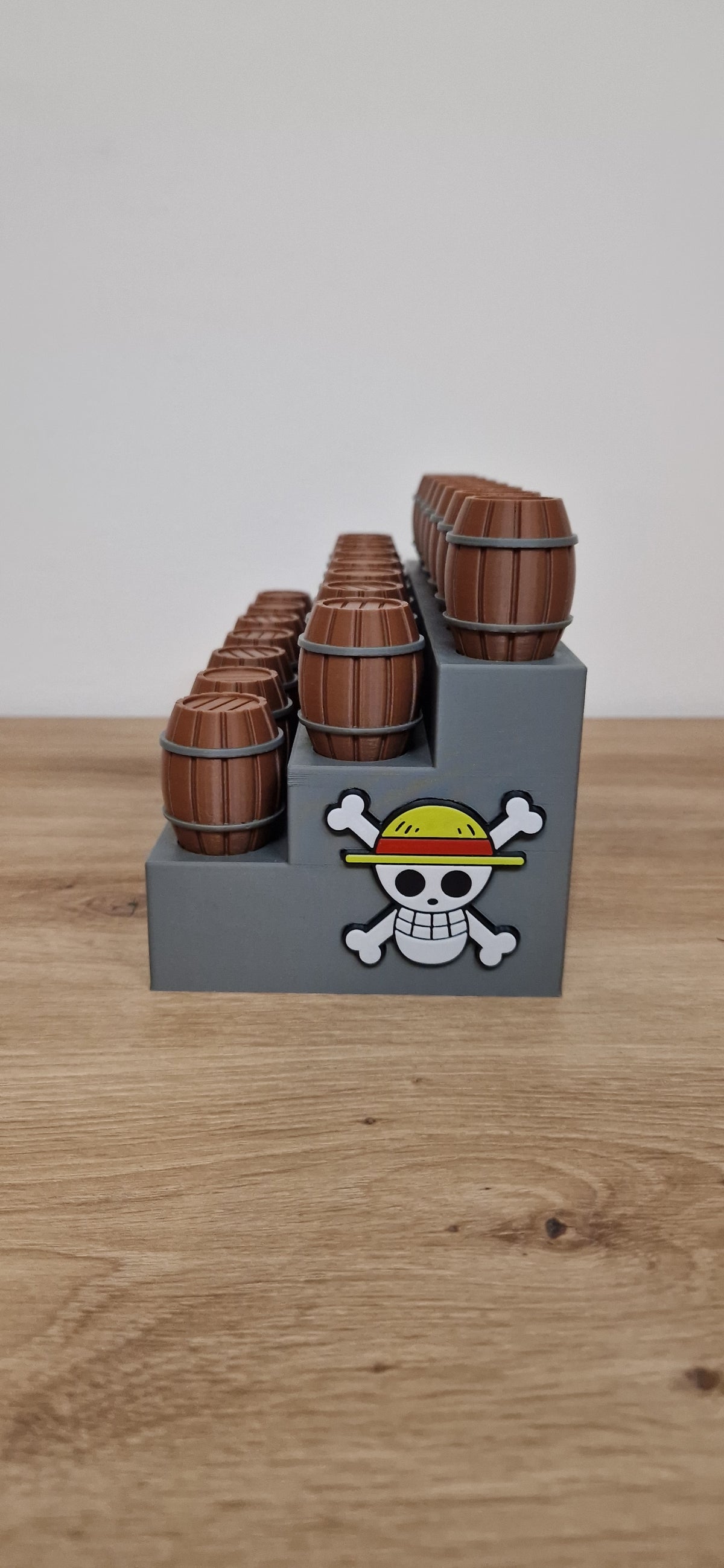 Espositore 3D a 3 scalini con 21 barili per personaggi One Piece della collezione Kinder Joy