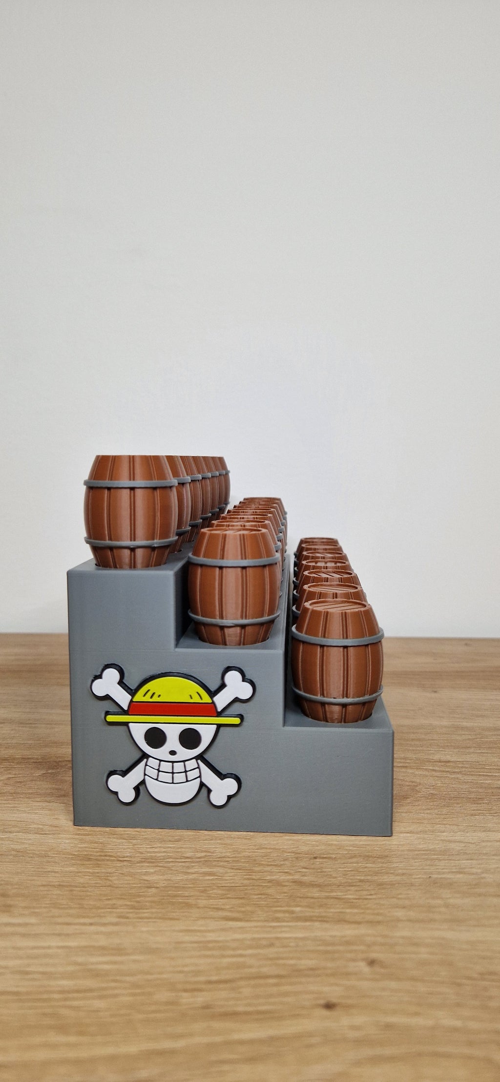 Espositore 3D a 3 scalini con 21 barili per personaggi One Piece della collezione Kinder Joy