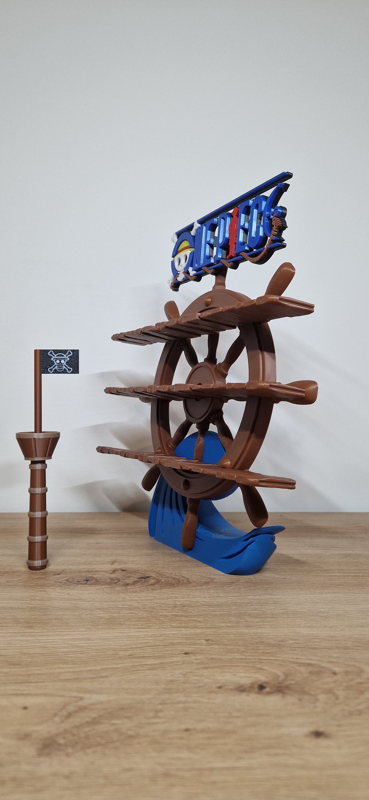 Espositore 3D a forma di timone per personaggi One Piece della collezione Kinder Joy