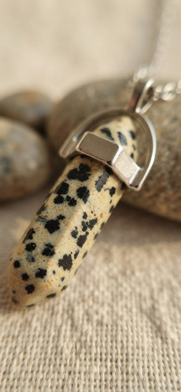 Collana artigianale ciondolo prisma esagonale Diaspro Dalmata pietra naturale handmade GM_Creations